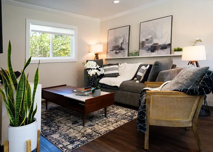 Shares Courtyard Luxury Apt - New!
