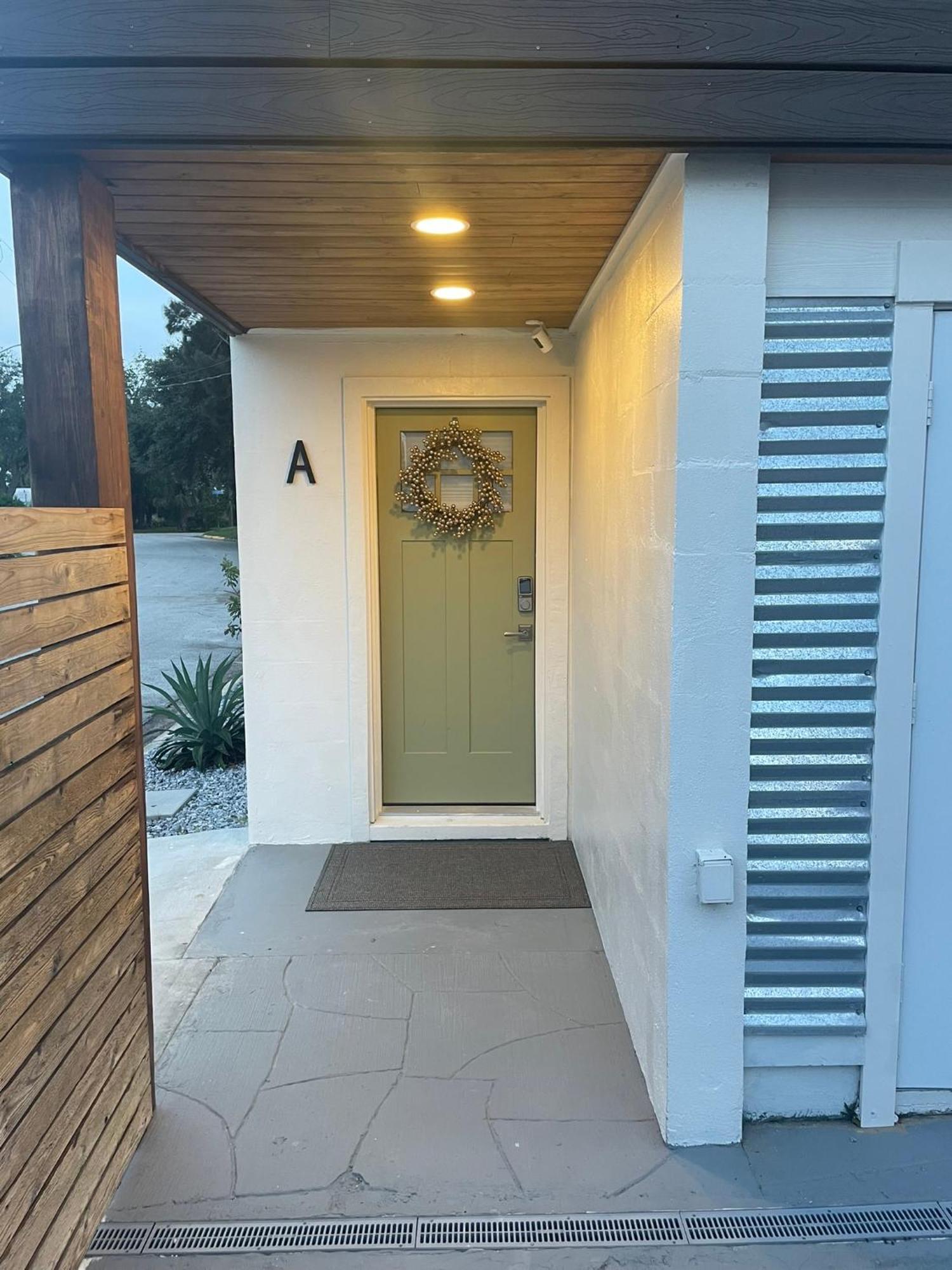 Shares Courtyard Luxury - New! Apartment