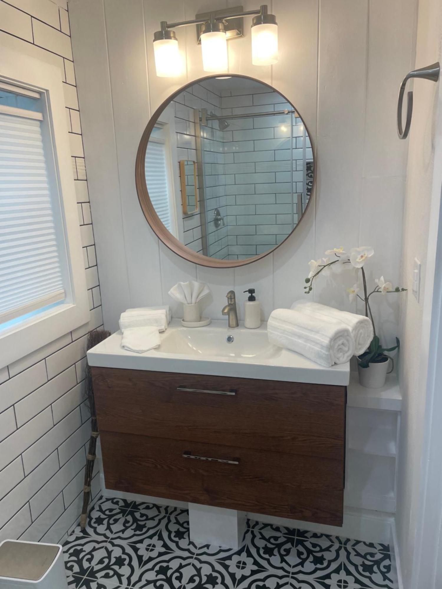 Shares Courtyard Luxury - New! Apartment