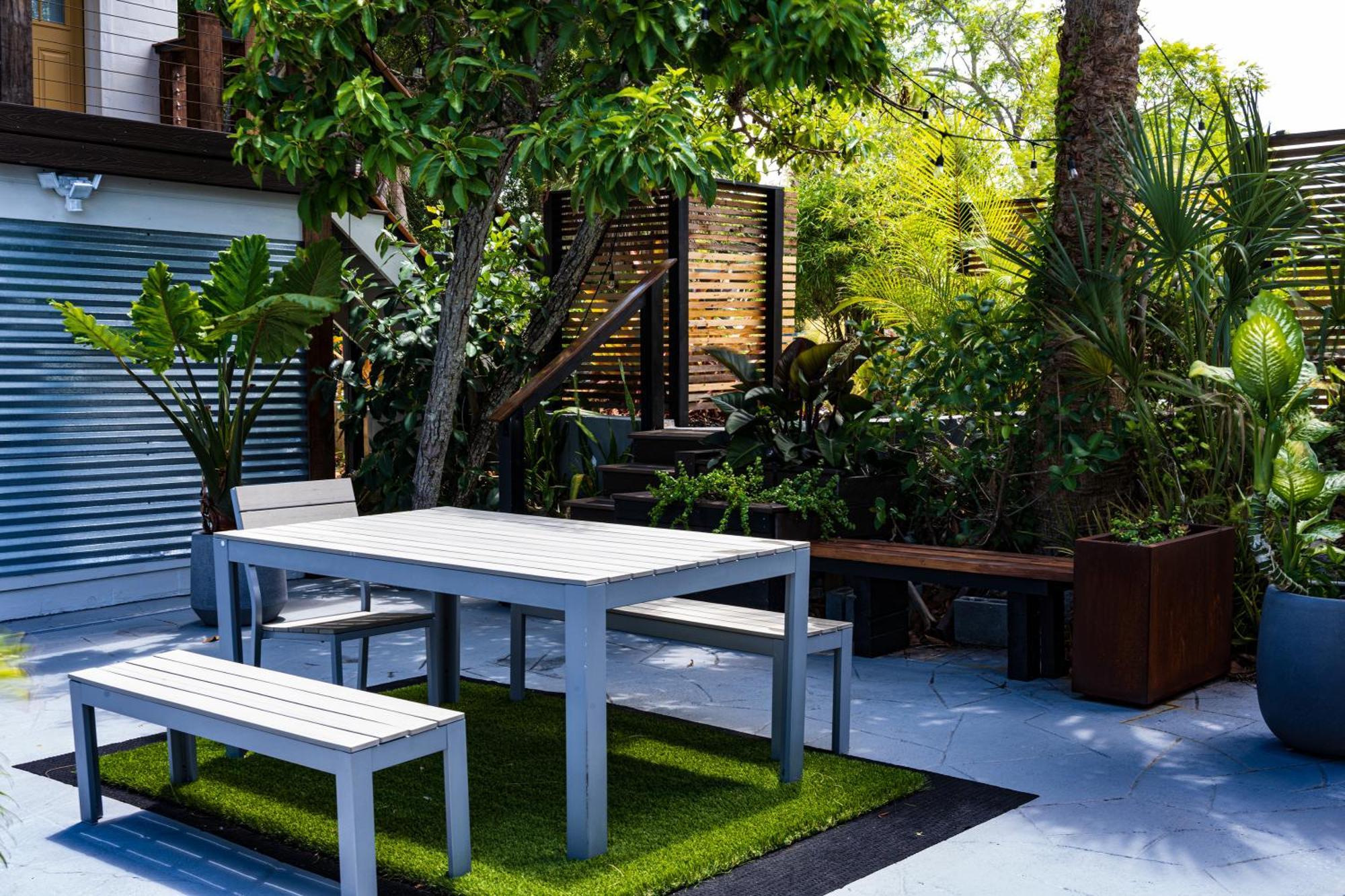 Shares Courtyard Luxury - New! Apartment