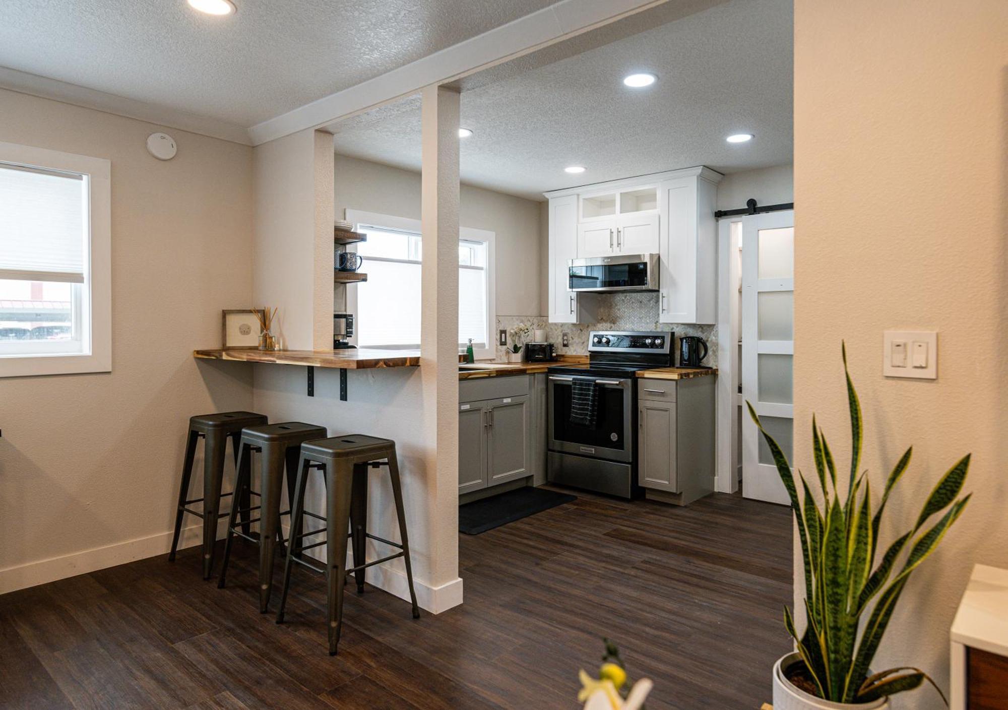 Shares Courtyard Luxury - New! Apartment