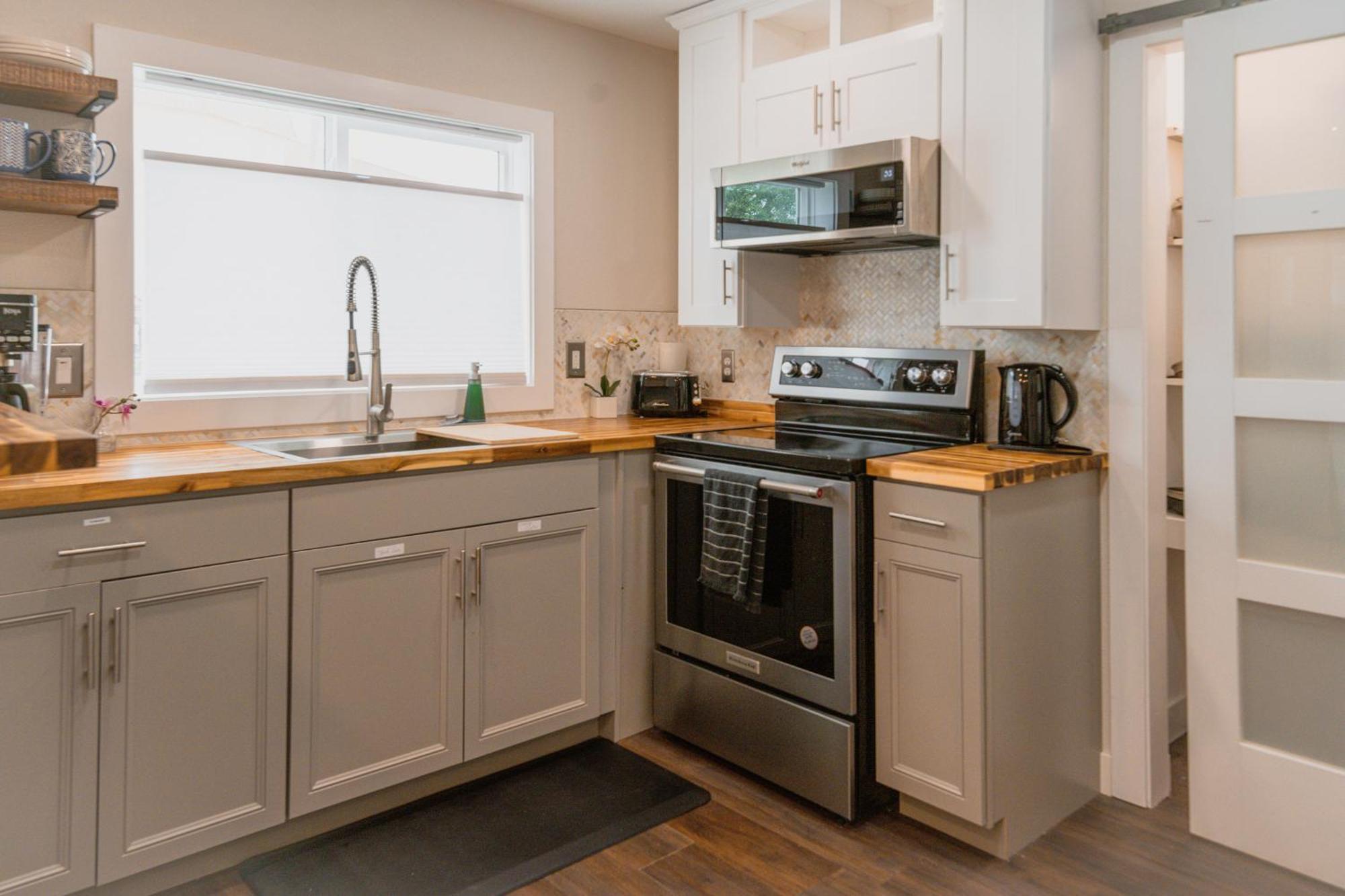 Apartment Shares Courtyard Luxury - New! *