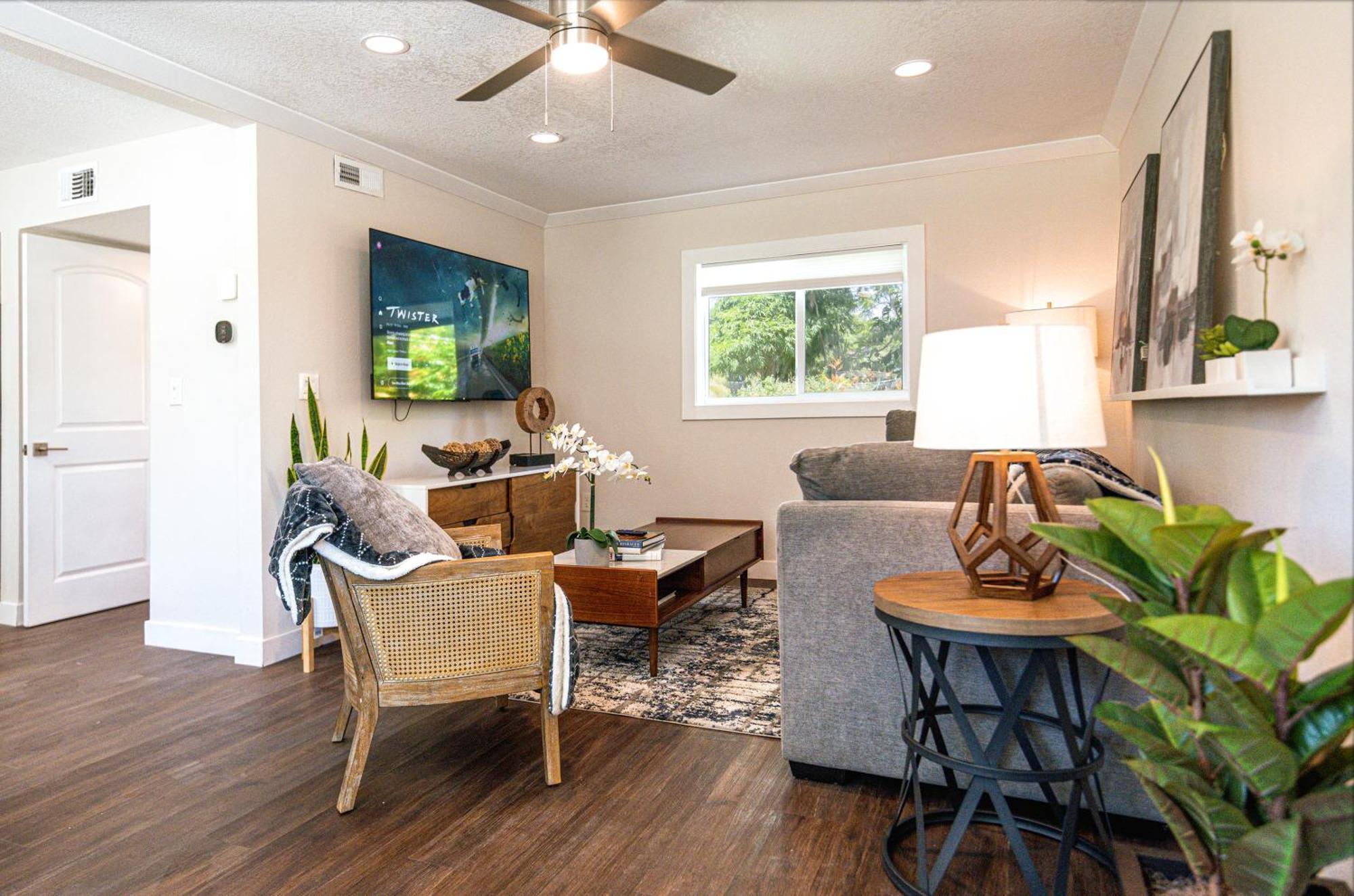 Shares Courtyard Luxury - New! *