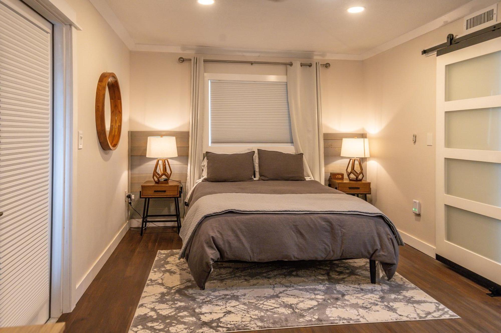 Shares Courtyard Luxury - New!
